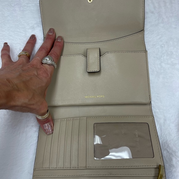 Michael Kors tri fold wallet - Picture 4 of 4